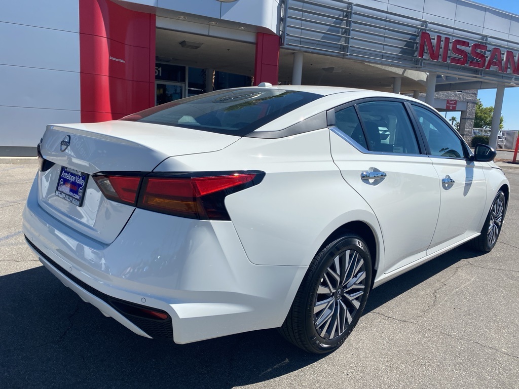 2025 Nissan Altima SV Image 4 of 31