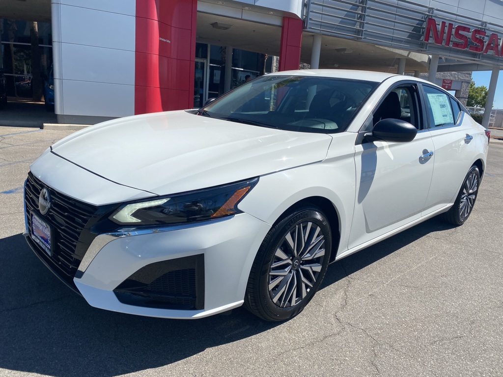 2025 Nissan Altima SV Image 1 of 31