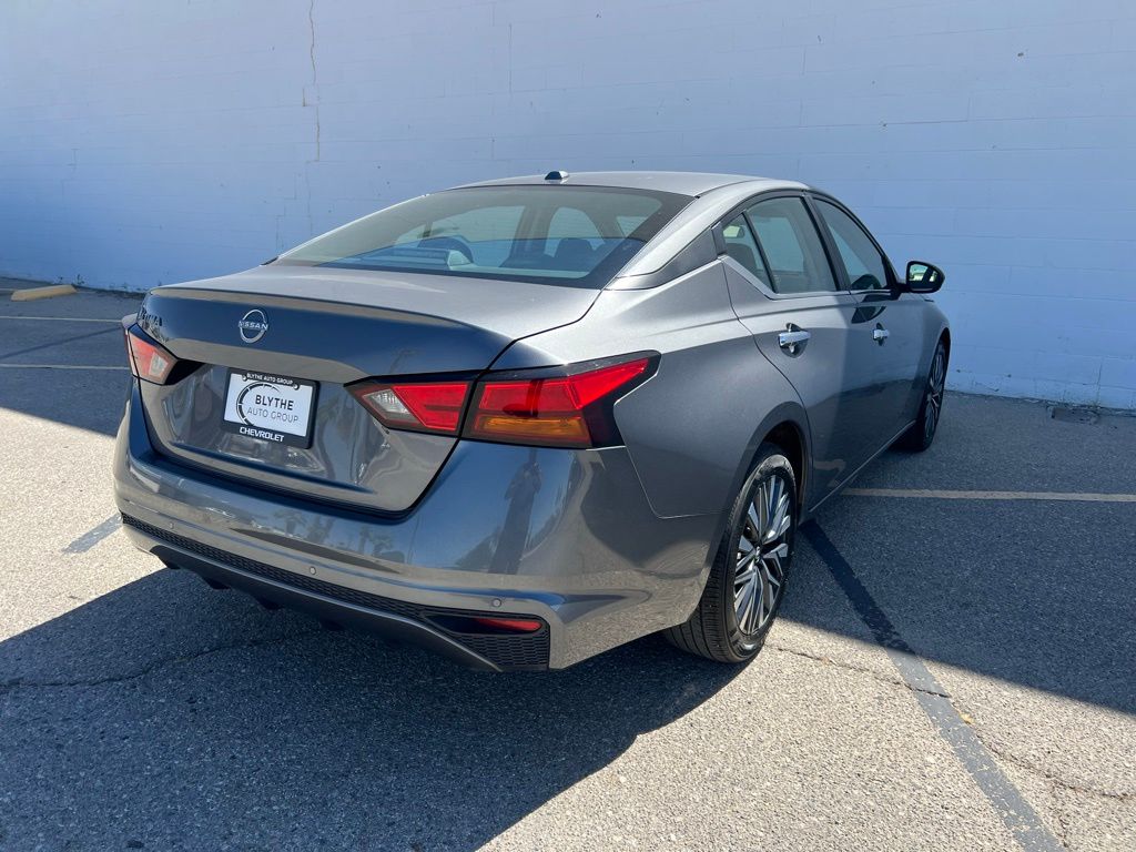 2025 Nissan Altima SV Image 3 of 28