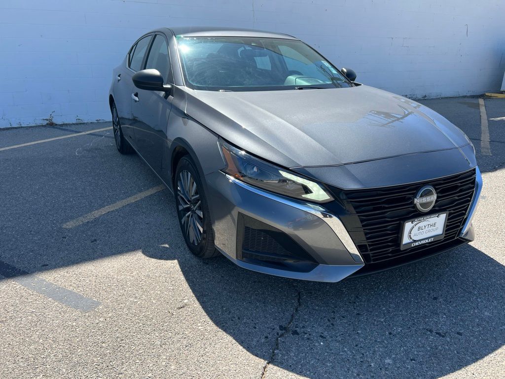 2025 Nissan Altima SV Image 2 of 28