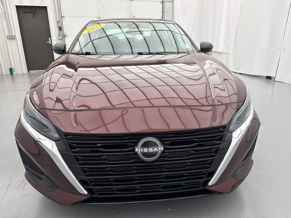 2025 Nissan Altima SV Image 2 of 25