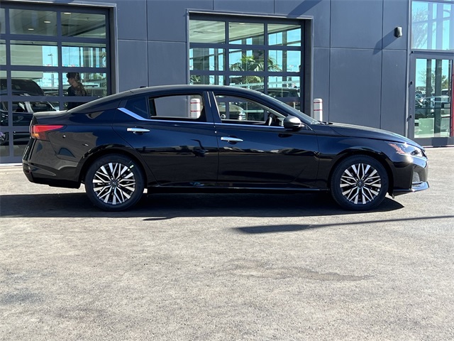 Vehicle image 4 of 28