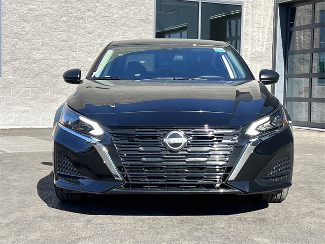 Vehicle image 2 of 28