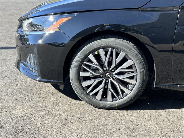 Vehicle image 27 of 28