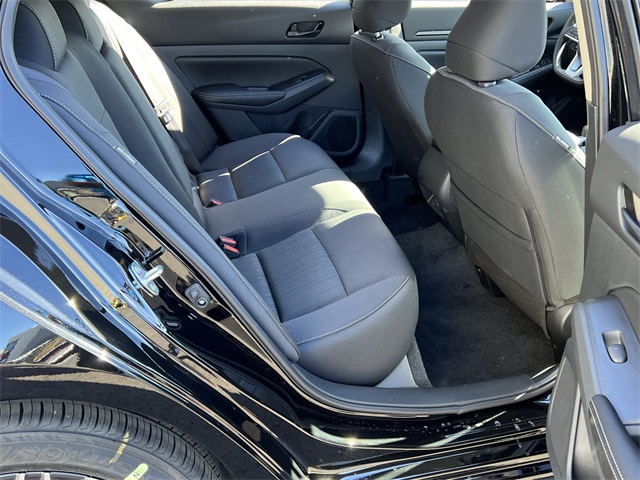 Vehicle image 23 of 28