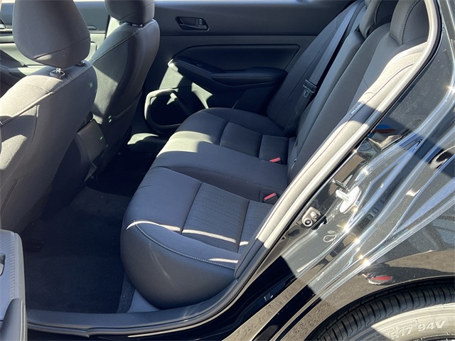 Vehicle image 21 of 28