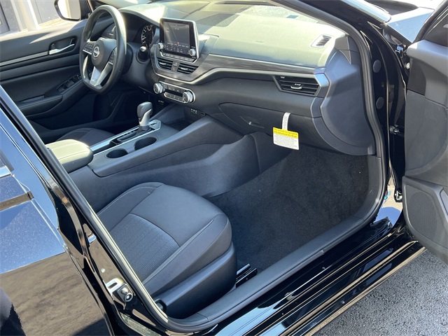 Vehicle image 25 of 28