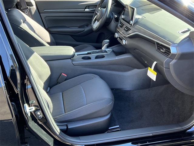 Vehicle image 24 of 28