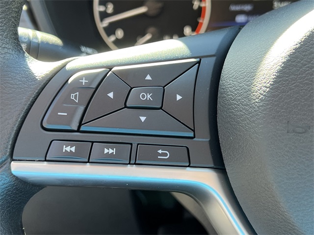 Vehicle image 13 of 28