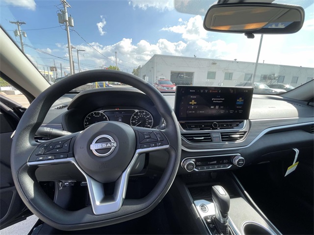 2025 Nissan Altima SV Image 14 of 30