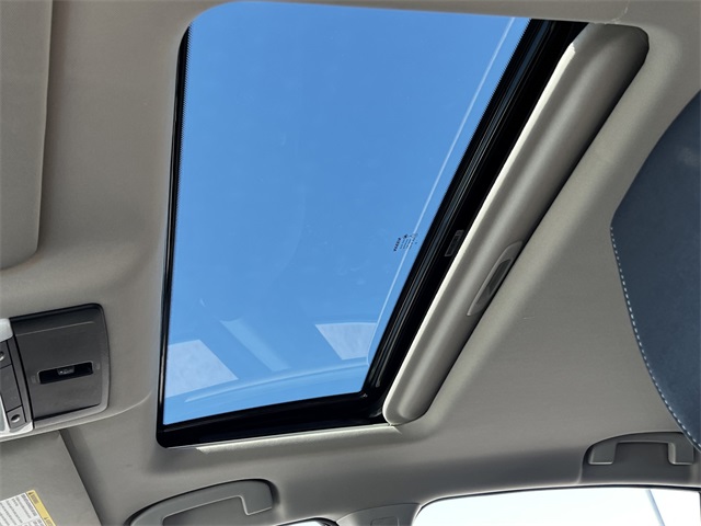Vehicle image 21 of 29