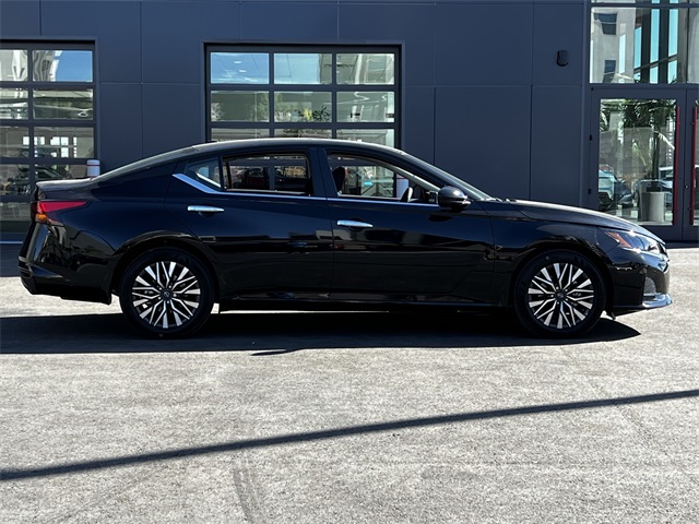 Vehicle image 4 of 29