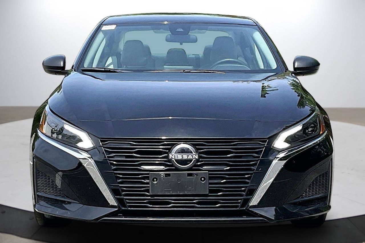 2025 Nissan Altima SV Image 3 of 35