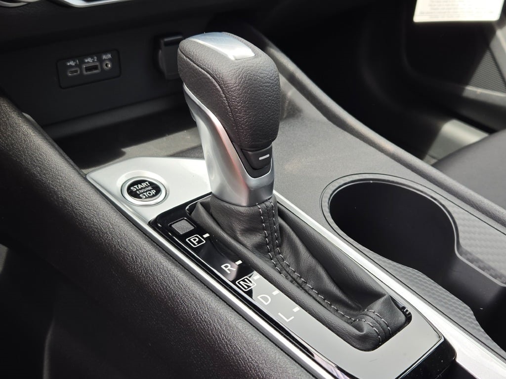 Vehicle image 21 of 28