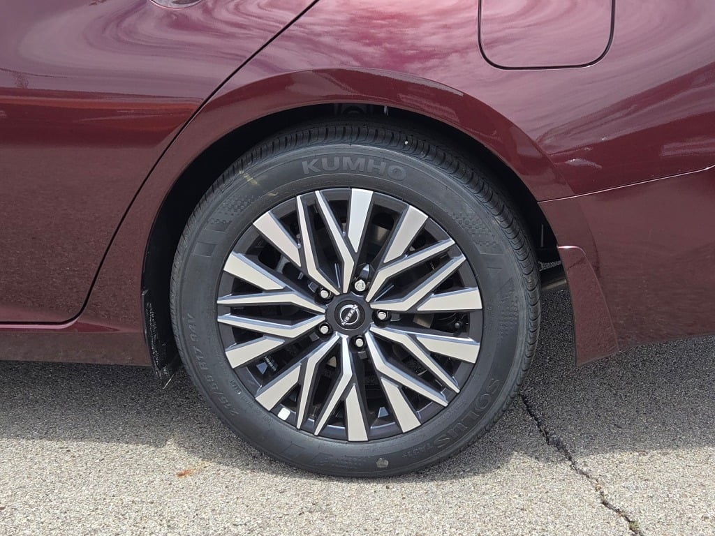 Vehicle image 13 of 28