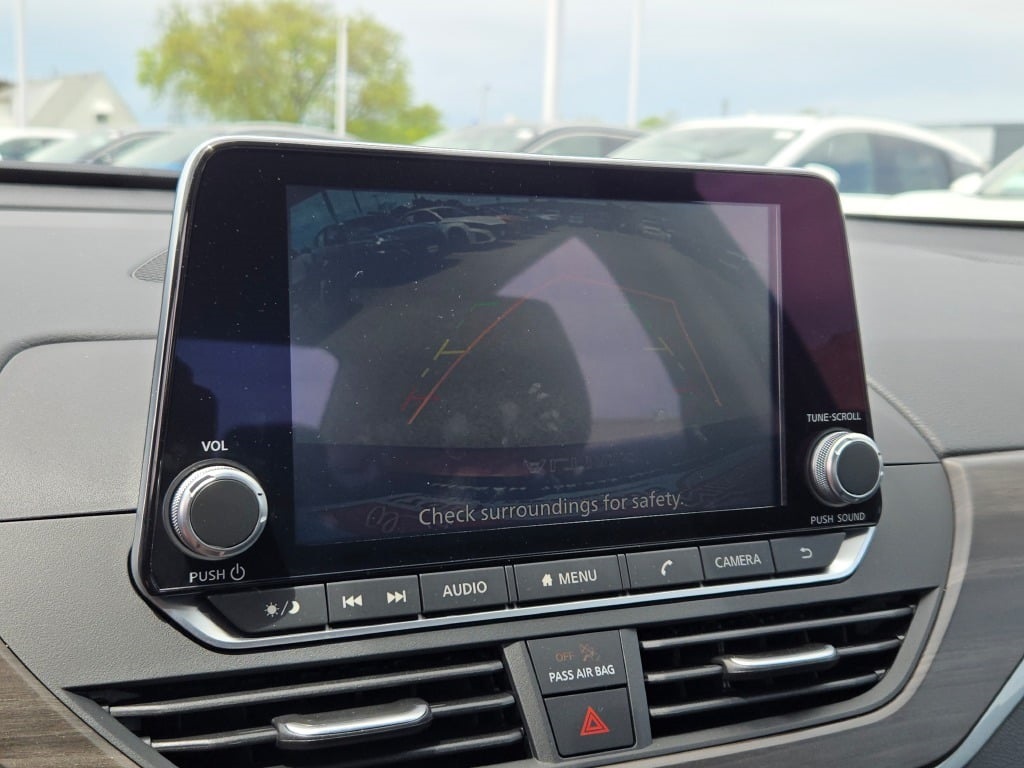 Vehicle image 24 of 28