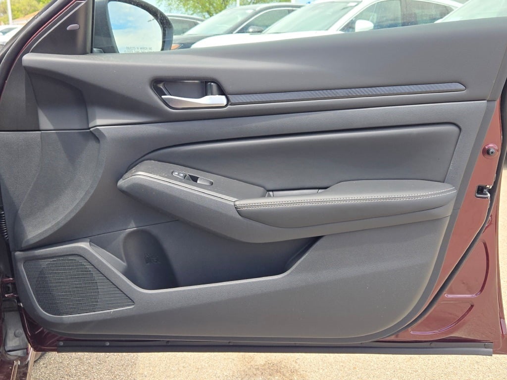 Vehicle image 10 of 28