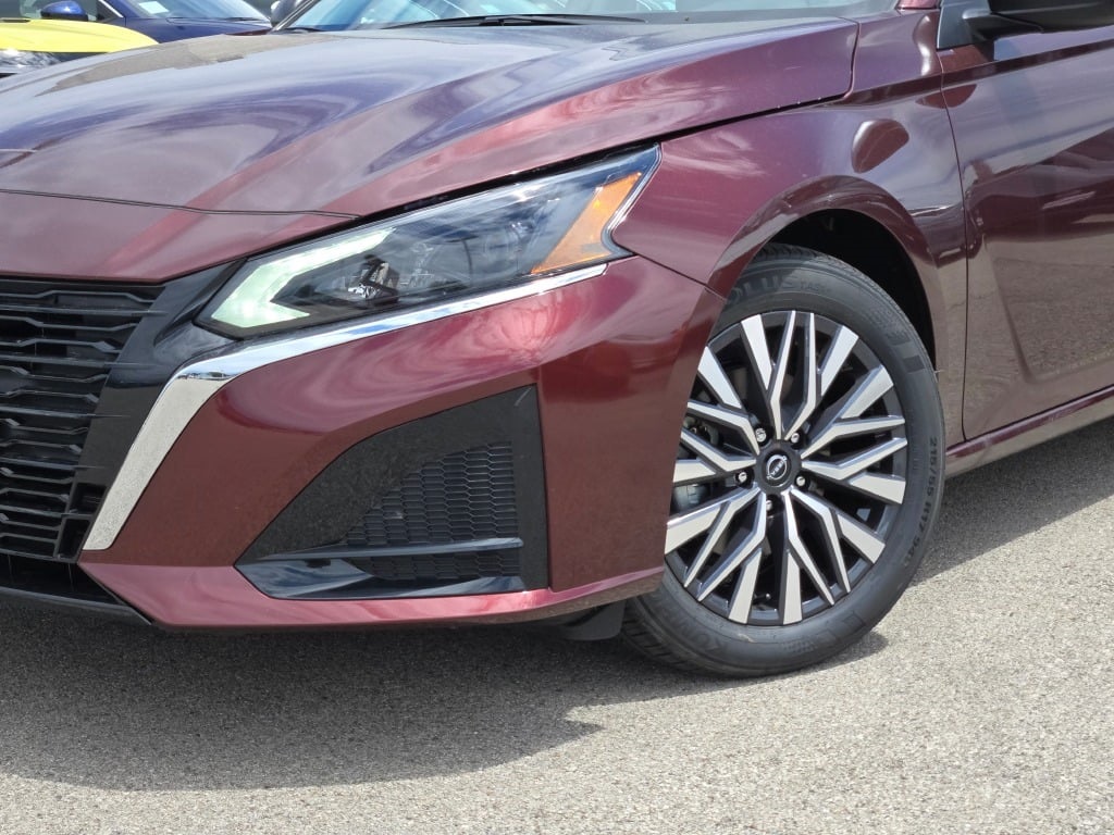 Vehicle image 7 of 28