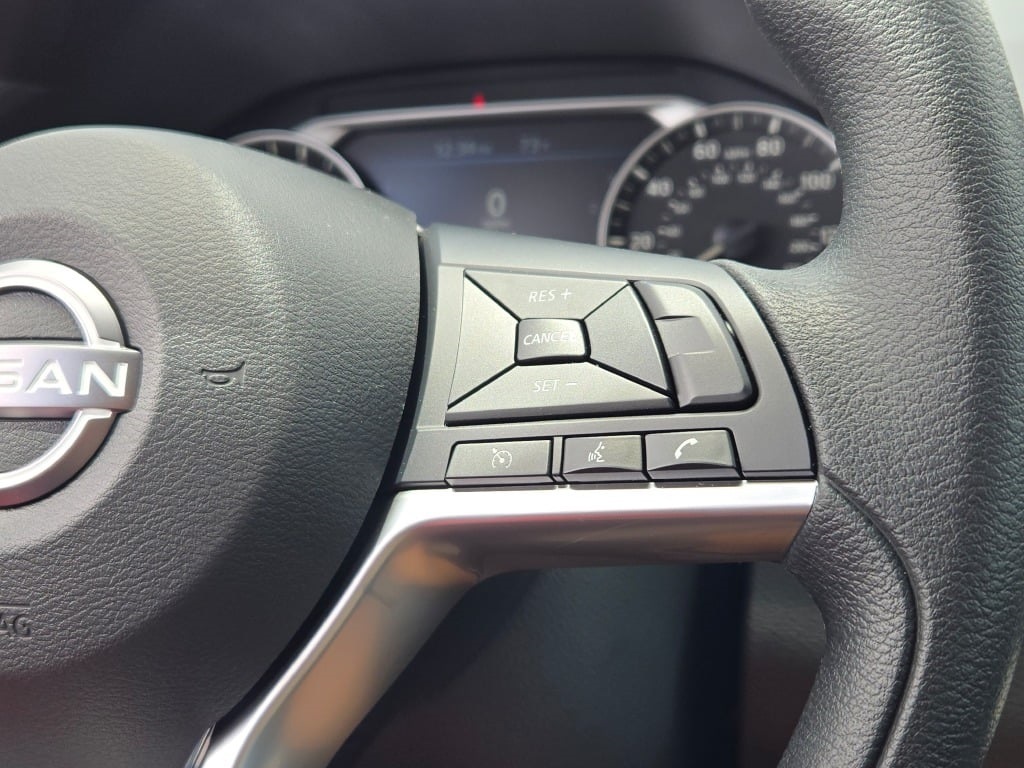 Vehicle image 25 of 28