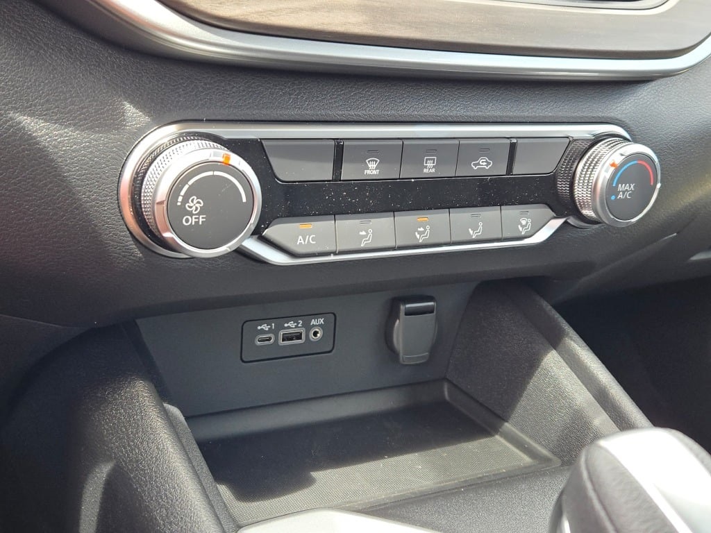 Vehicle image 22 of 28