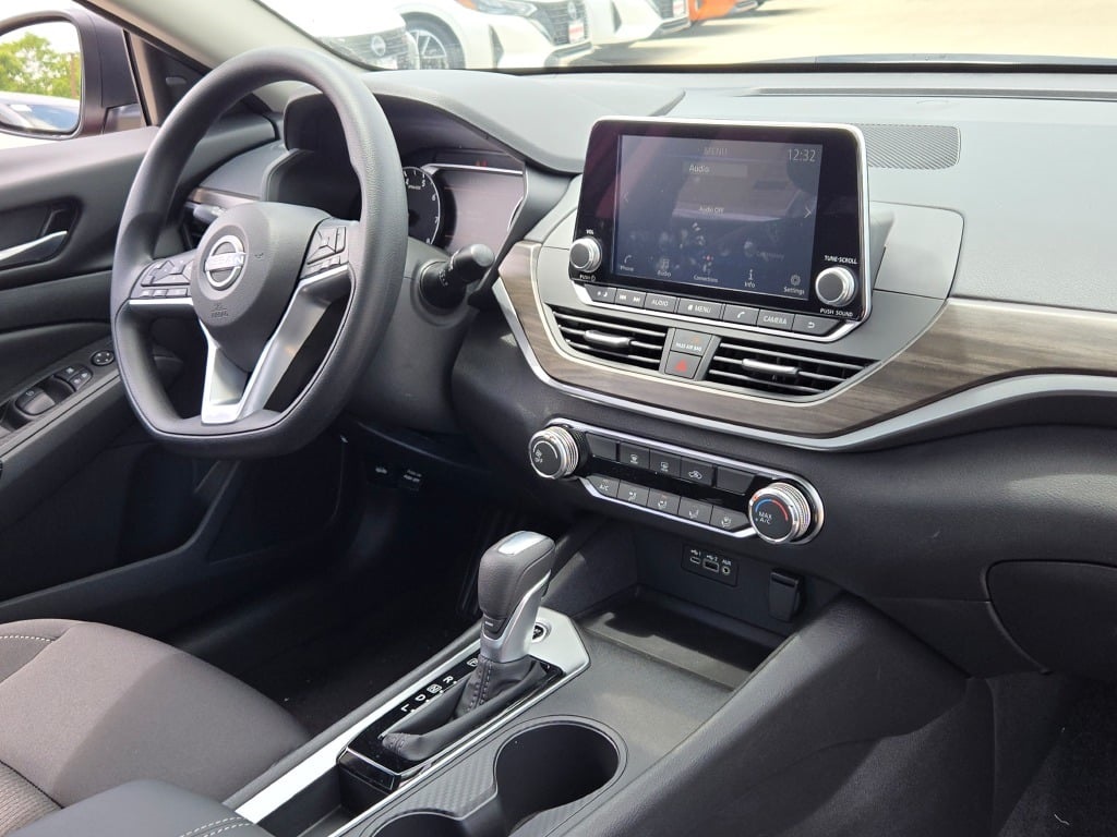 Vehicle image 9 of 28