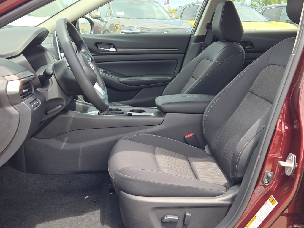 Vehicle image 18 of 28