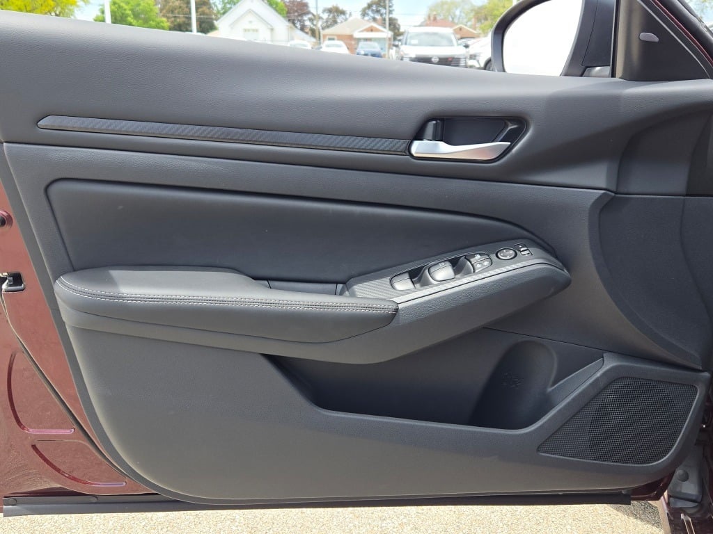Vehicle image 16 of 28