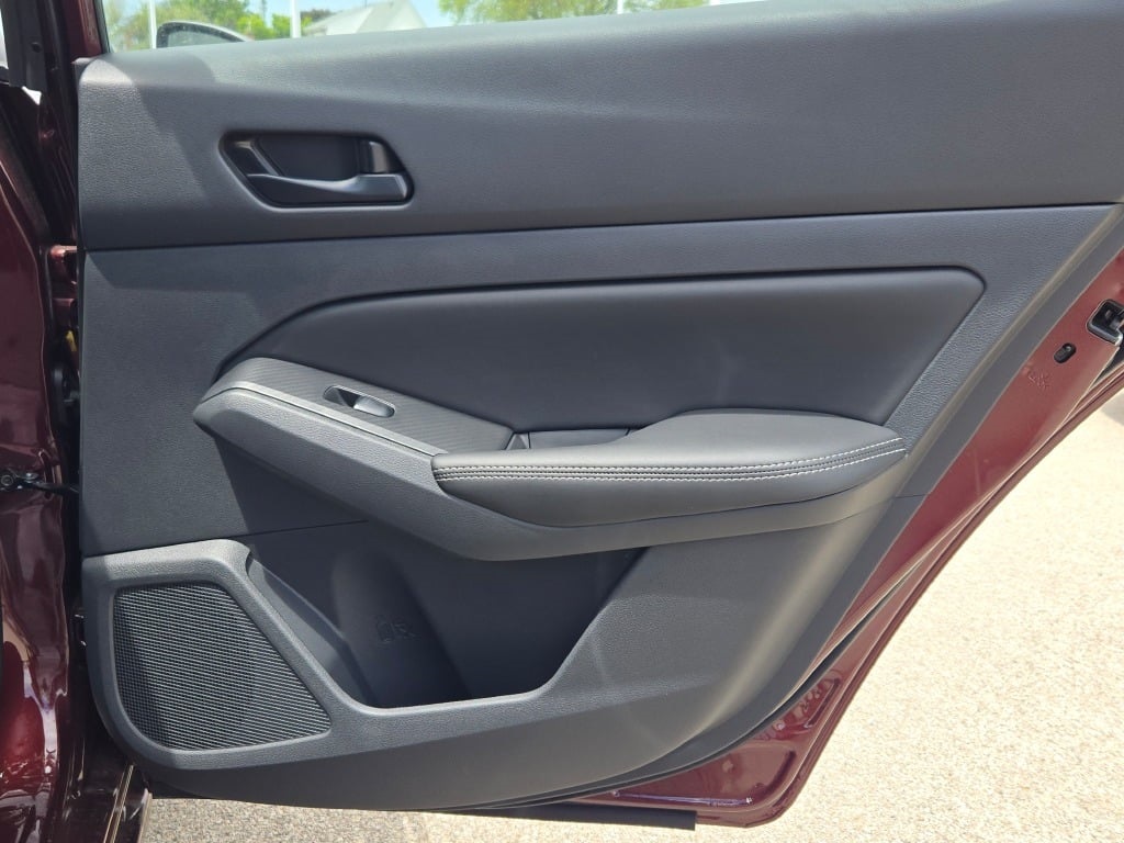 Vehicle image 12 of 28