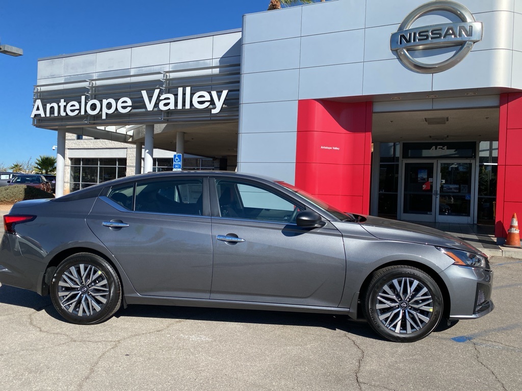 2025 Nissan Altima SV Image 3 of 31