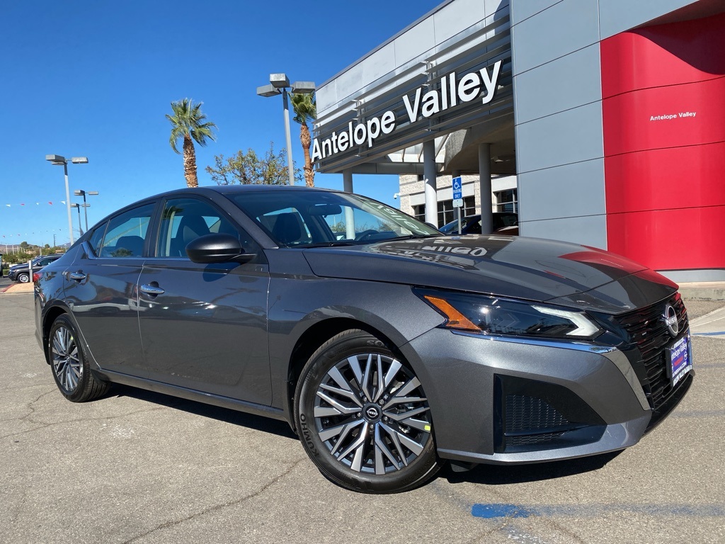 2025 Nissan Altima SV Image 4 of 31