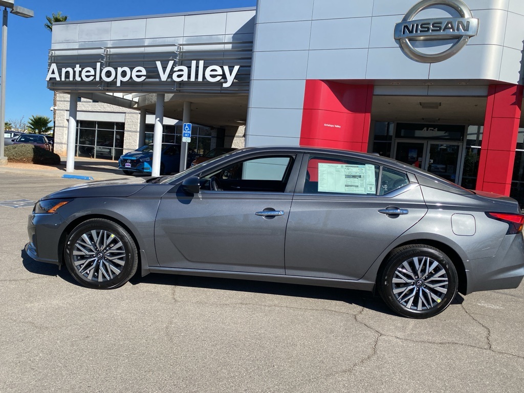 2025 Nissan Altima SV Image 7 of 31