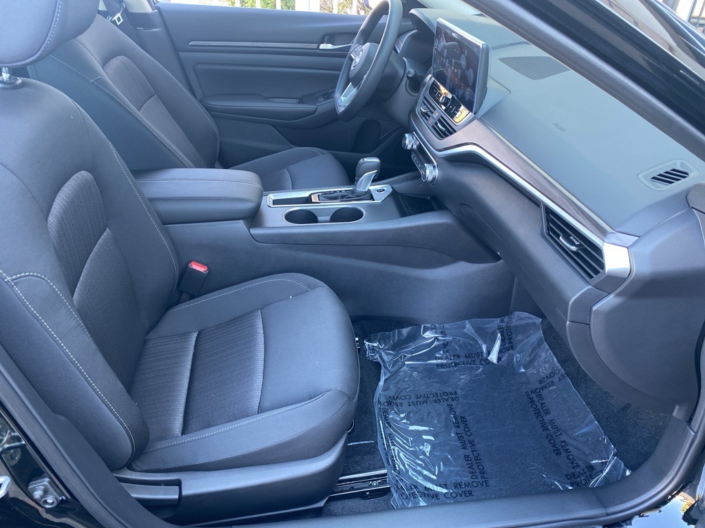 2025 Nissan Altima SV Image 17 of 33