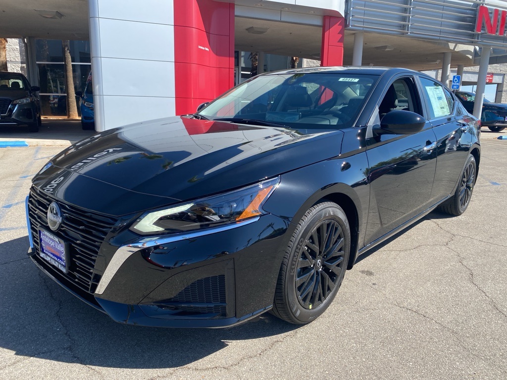 2025 Nissan Altima SV Image 1 of 33