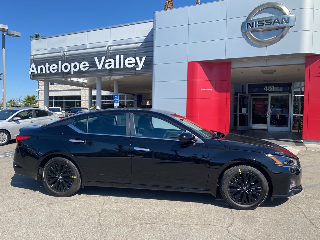 2025 Nissan Altima SV Image 3 of 33