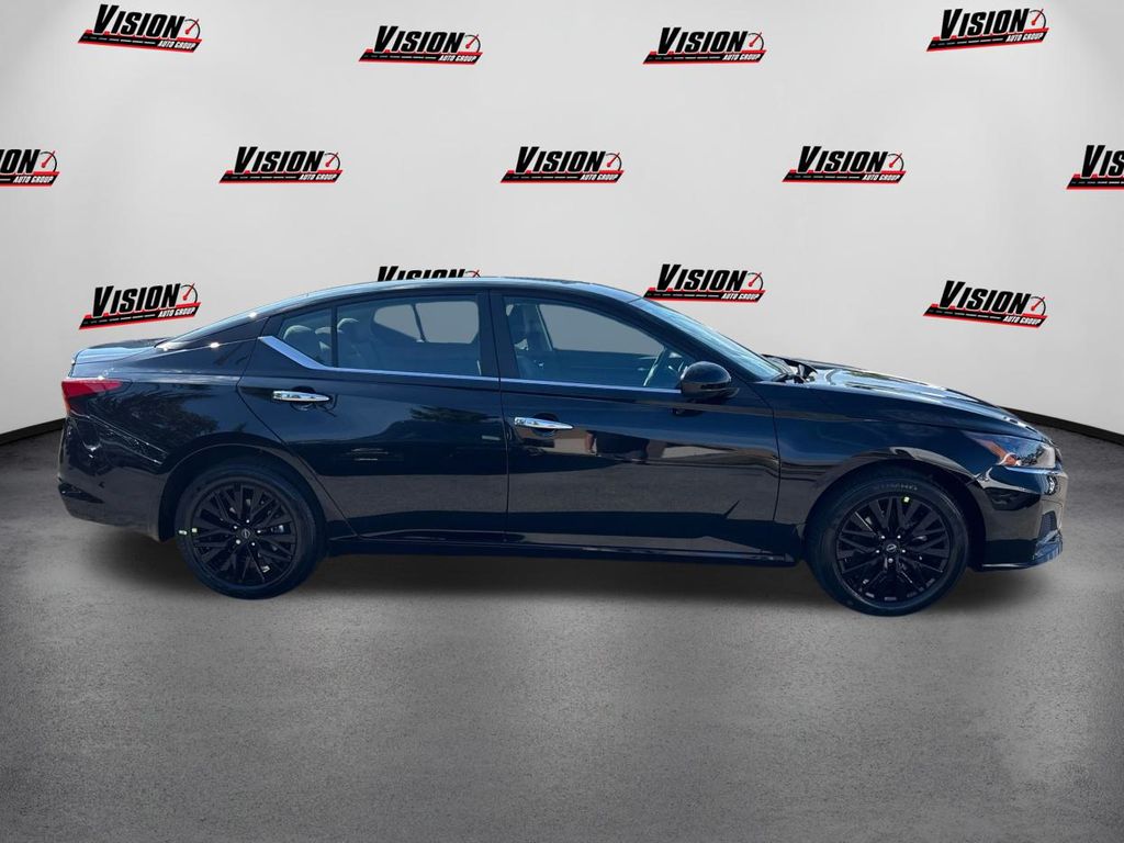 2025 Nissan Altima SV Image 4 of 37