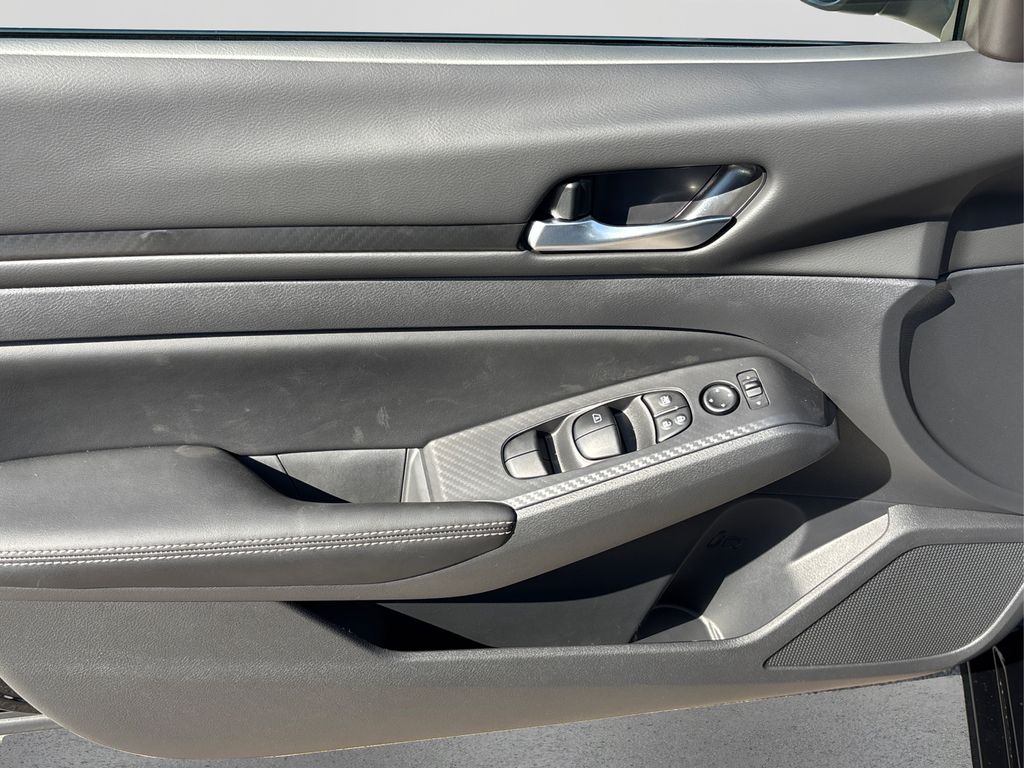 2025 Nissan Altima SV Image 21 of 37