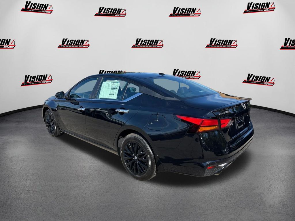 2025 Nissan Altima SV Image 7 of 37