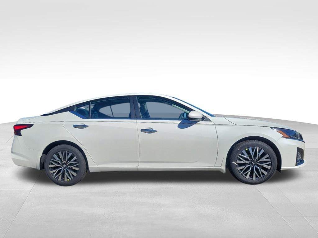 2025 Nissan Altima SV Image 5 of 29