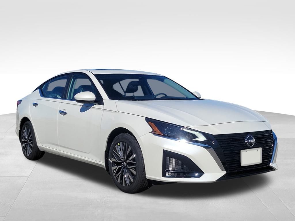 2025 Nissan Altima SV Image 4 of 29