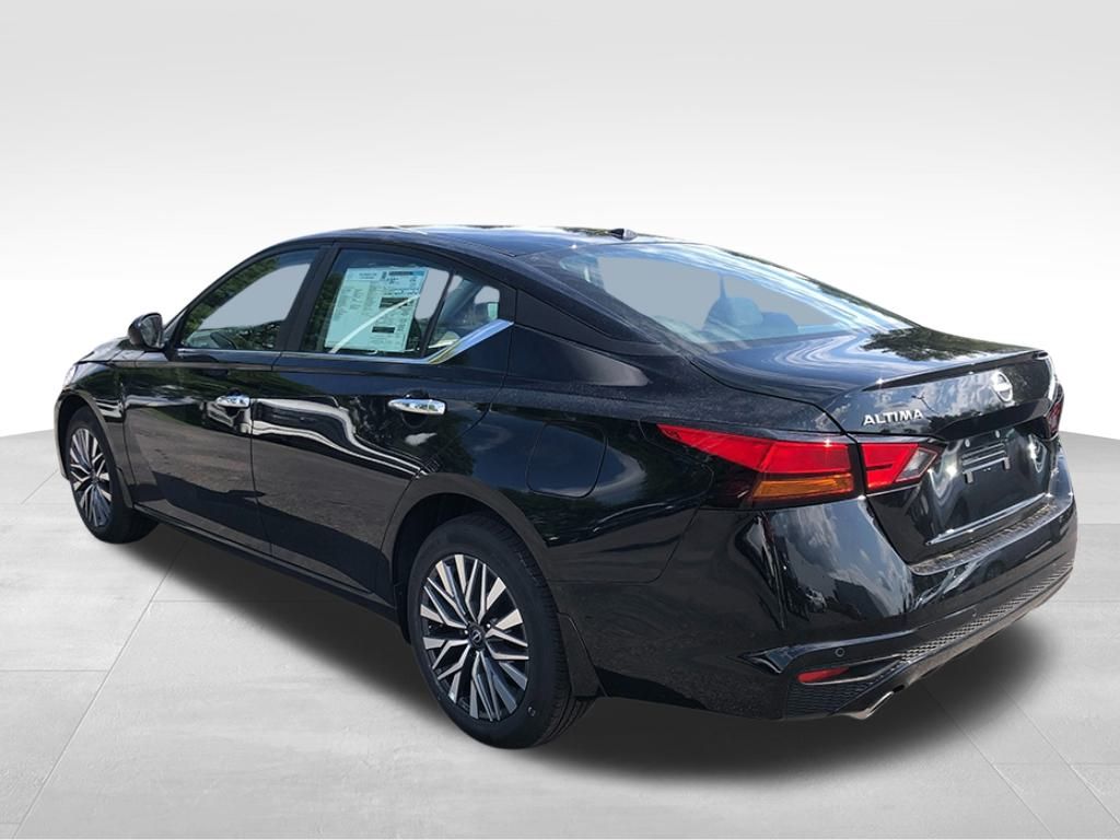 2025 Nissan Altima SV Image 8 of 28