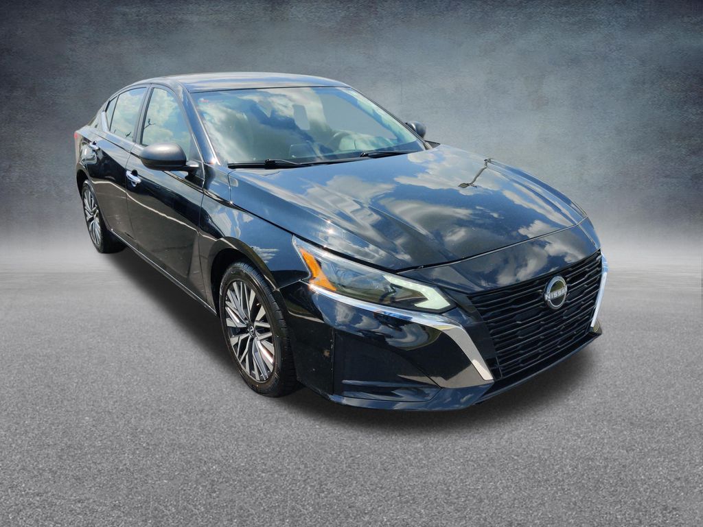 2025 Nissan Altima SV Image 2 of 27