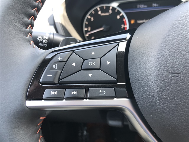 Vehicle image 13 of 19