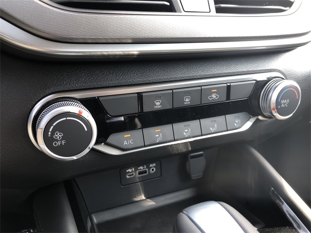 Vehicle image 17 of 19