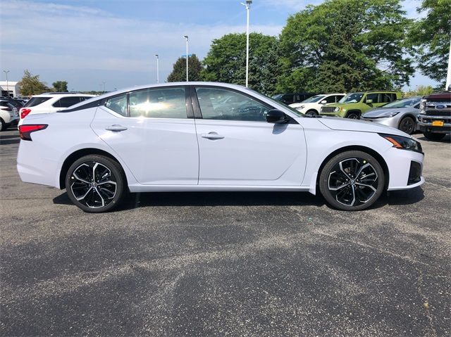 Vehicle image 4 of 19