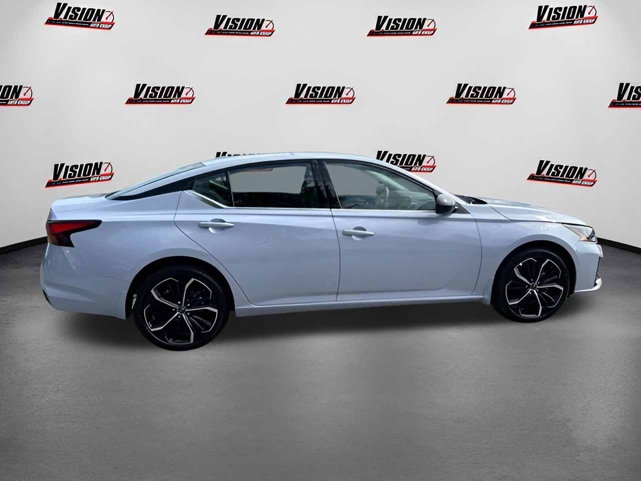 Vehicle image 40 of 44