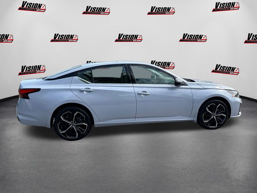 Vehicle image 4 of 44