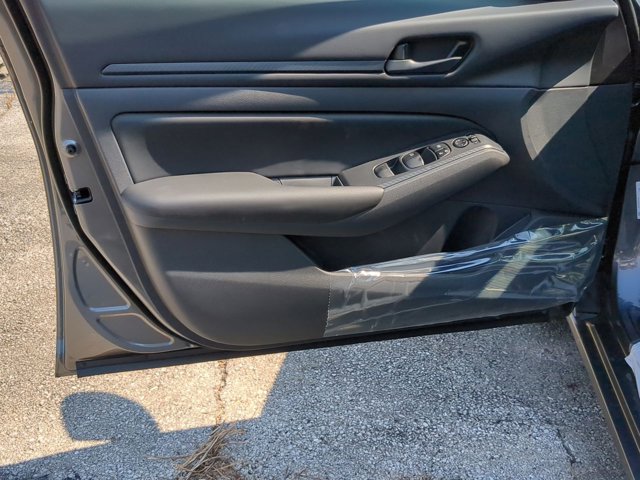Vehicle image 7 of 14