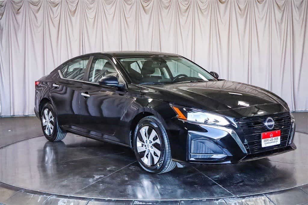 2025 Nissan Altima S Image 3 of 40