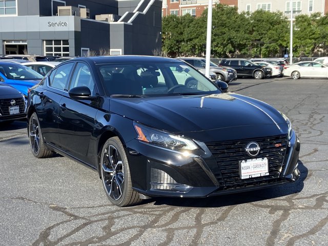 2025 Nissan Altima SR Image 4 of 27