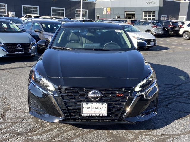 2025 Nissan Altima SR Image 2 of 27